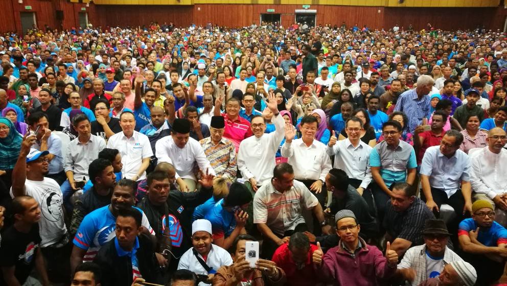 安华(中)周五晚返回其峇东埔老巢展开演说，吸引约3000人出席，槟首长曹观友陪同在旁。(摄影：廖丽宁)