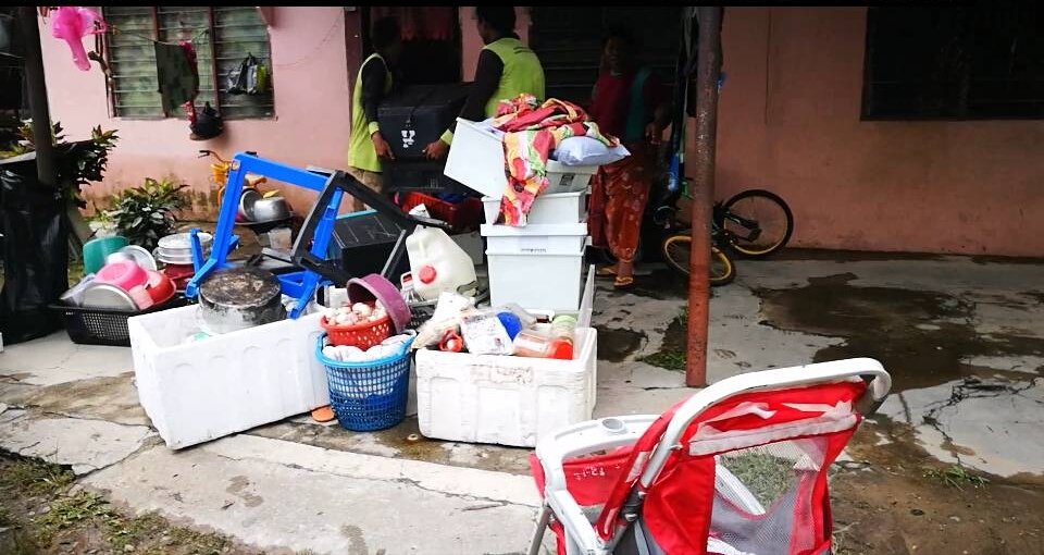 许多住家在水位渐渐退去后清洗家具，有些电器无法使用需要报废，导致灾民损失惨重。