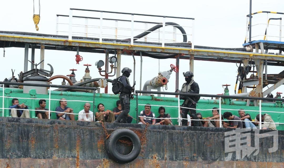 大马海事执法机构出动船只与直升机，成功在丹绒苏里里海域侦破海盗抢劫油槽船案件。（摄影：刘维杰）