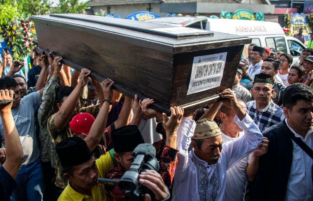 狮航空难发生至今迈入第4天，当局目前仅证实一名罹难者的身份，是现年24岁的印尼能源部女员工Jannatun Cintya Dewi，其家属在周四为她举行葬礼。