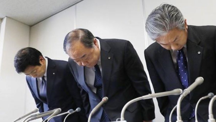 日本航空公司高层公开鞠躬道歉。