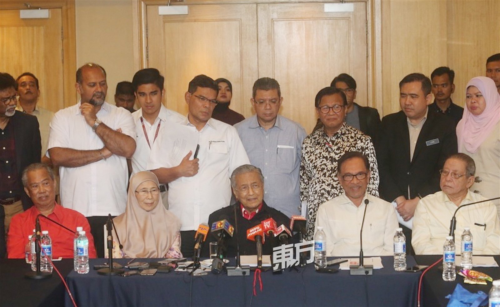 马哈迪（中）主持希盟理事会议后，在一众希盟领袖陪同下，召开 记者会。前排左起为慕尤丁、旺阿兹莎、安华及林吉祥。 （摄影：骆曼）
