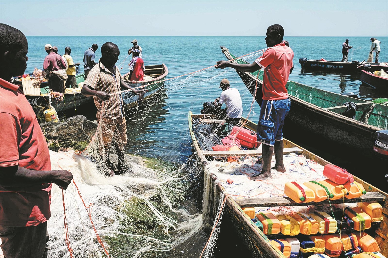 岛上渔民在渔船上整理渔网，准备出海捕鱼。米金戈岛的居民主要是渔民和鱼商，渔民工作一周的收入，据称是非洲本地工人工作约两三个月的收入。但随著过度捕捞，渔获不断减少，渔民的收入也受到影响。