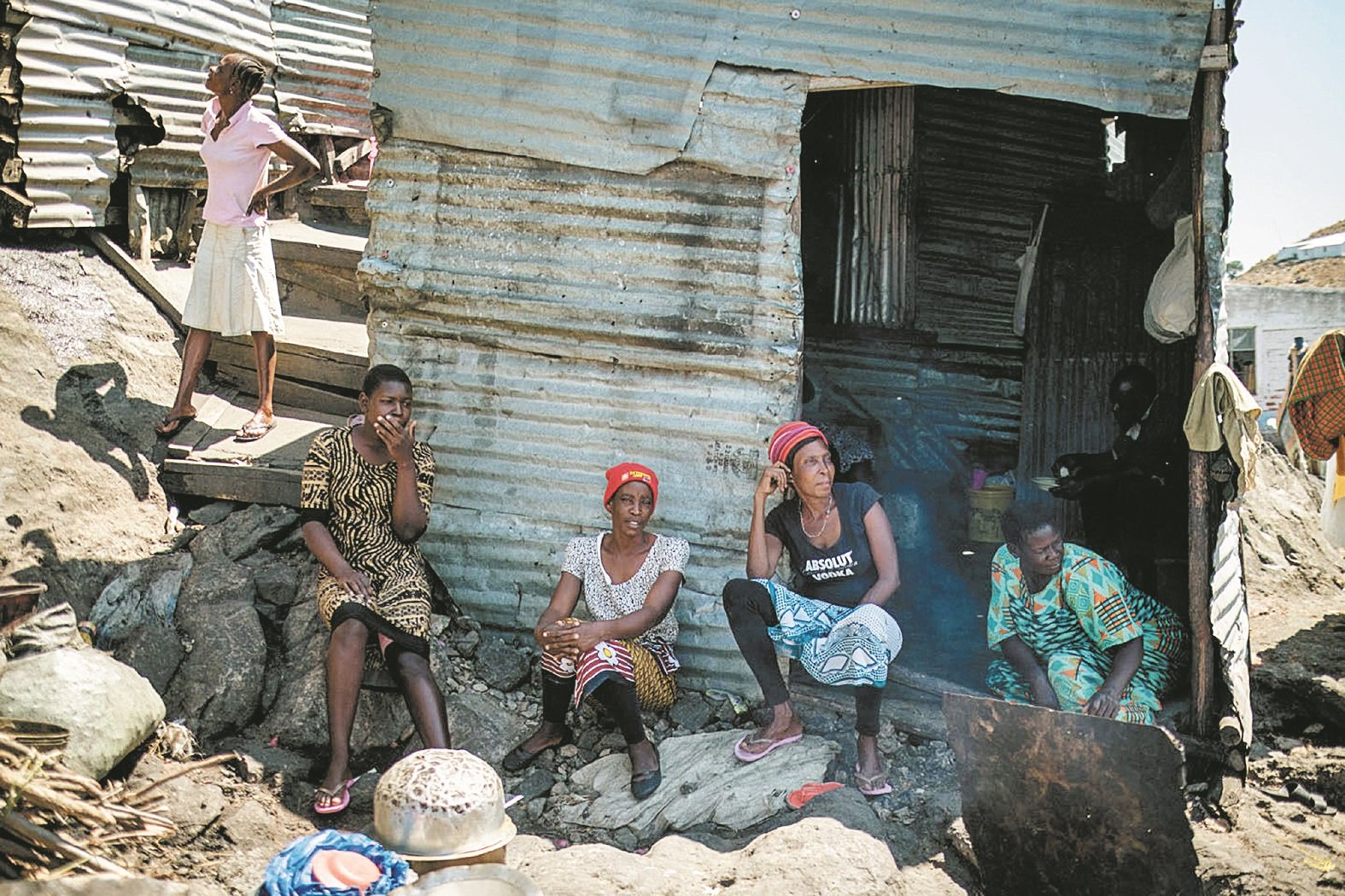 米金戈岛在最早期只有2人定居，2004年大批来自肯尼亚、乌干达和坦桑尼亚的渔民来到岛上。目前, 由肯尼亚24名士兵和乌干达12名士兵共同驻守。这是米金戈岛上的妇女们，坐在屋外乘凉。