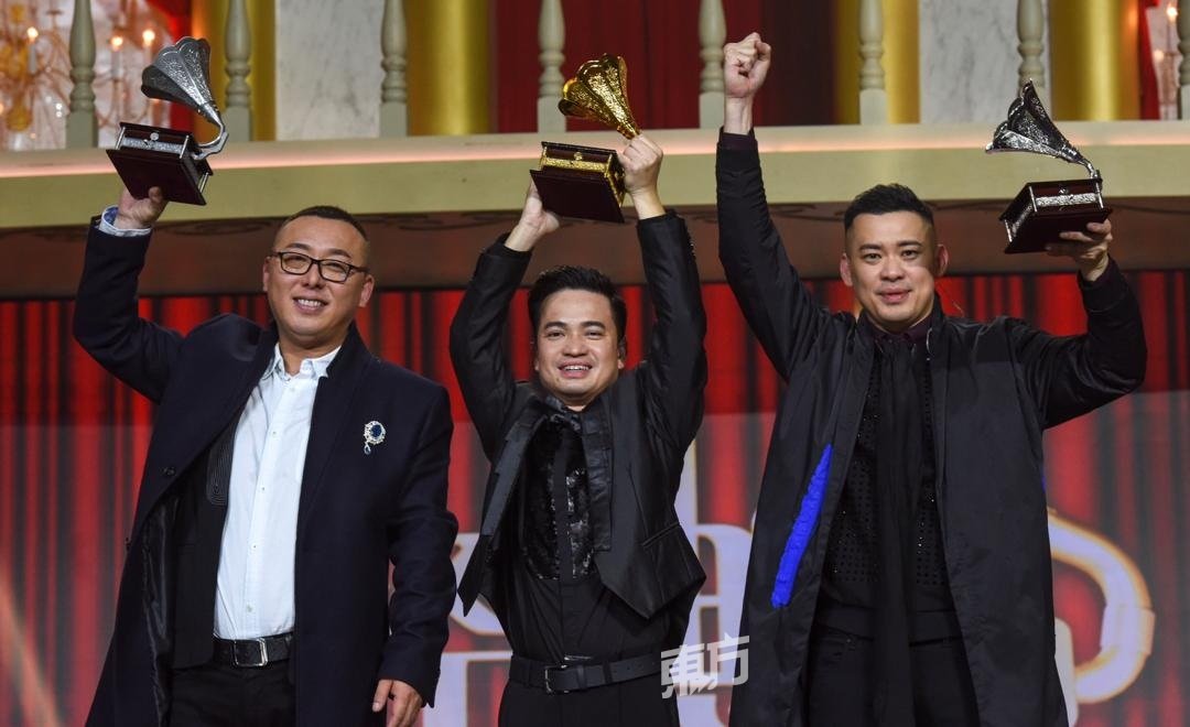季军赵东明(左起) 、冠军林永发及季军叶永忠成为今届《Astro经典名曲歌唱大赛》三甲人马。