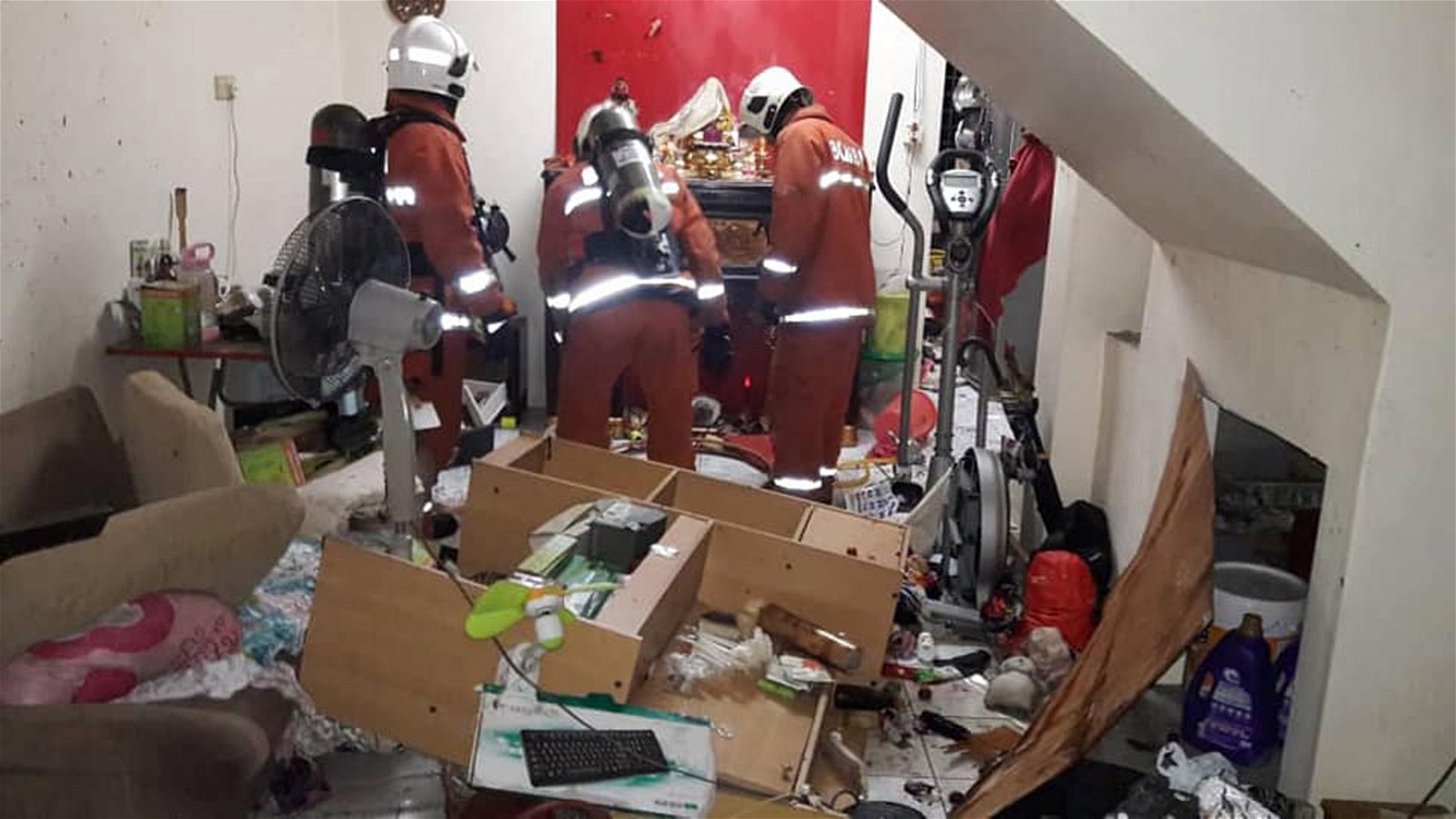 消防员入屋内查探，确保屋内的情况安全，其中客厅受到爆炸波及，现场凌乱不堪，有如地震现场，家中橱柜家具东倒西歪。