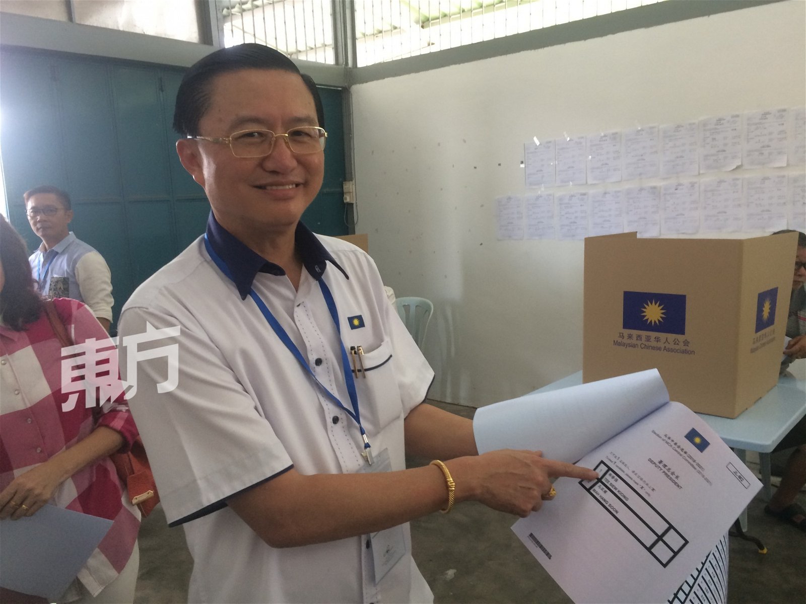 郑修强向记者展示，本身在选票上的名字。