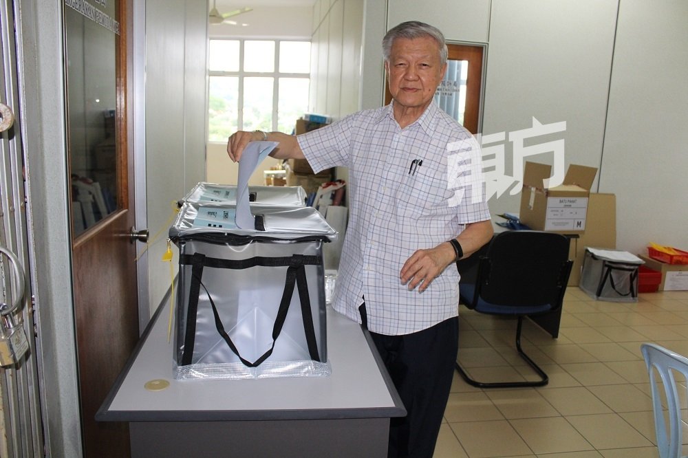 蔡细历特别赶回峇株巴辖区会，履行党员义务投票。