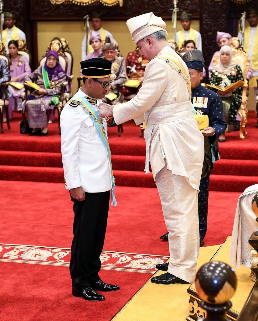 霹雳州苏丹纳兹林沙殿下（右）赐封阿末费沙SPMP拿督斯里勋衔。