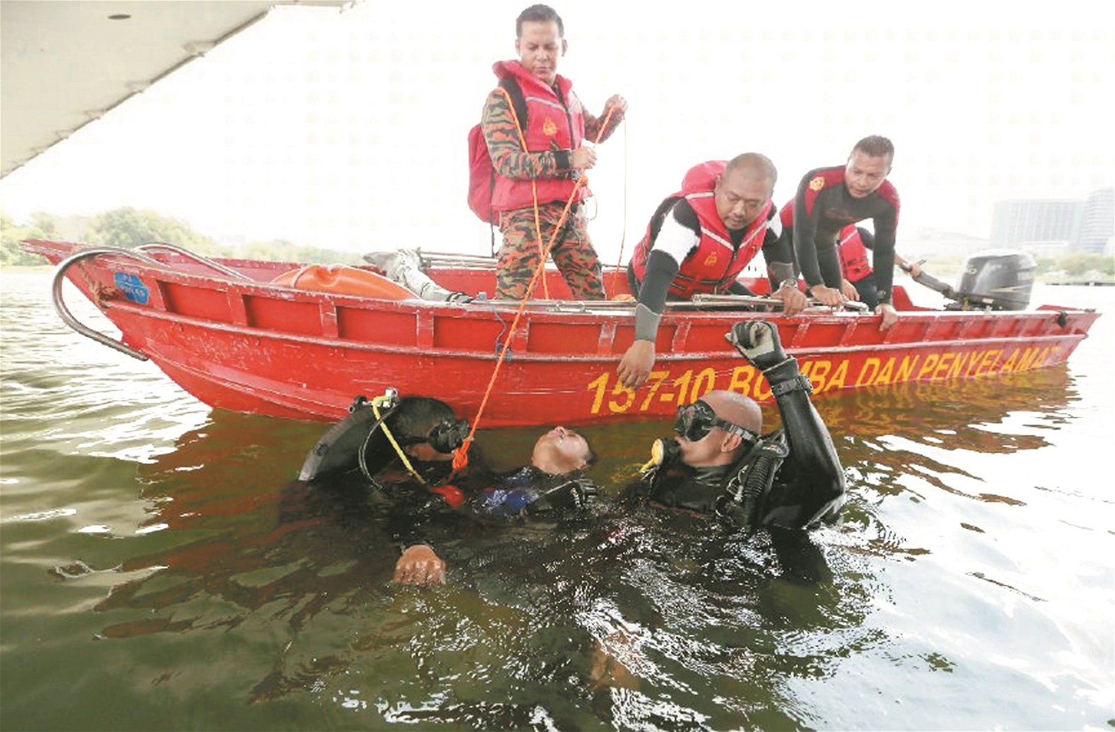 模拟救人行动：消拯队搜救队队员在河上进行模拟救人行动， 由一名队员假扮成遇溺人士，再由其他队员利用各种所学到的水中搜救技能将其救起来。