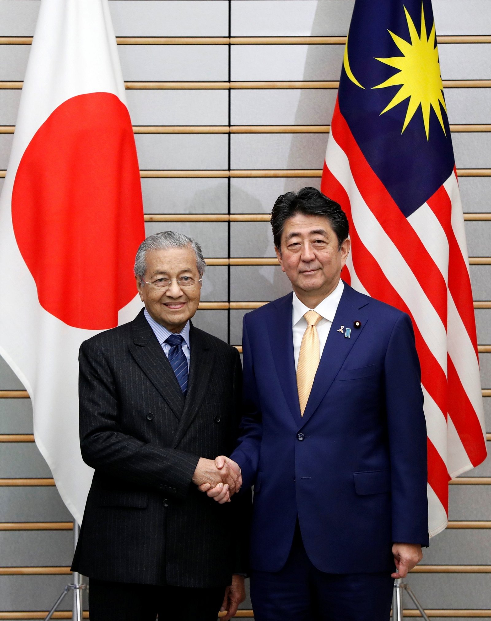 大马首相马哈迪（左）访问日期期间，与日本首相安倍晋三举行马日双边会议后合照。