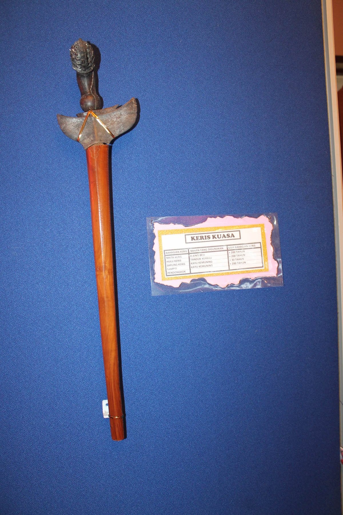 这把马来短剑已 有200年的历史，为阿都华合祖传宝剑。