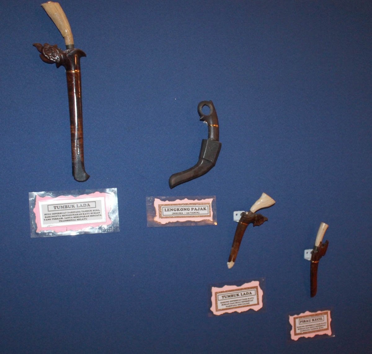 马来短剑展厅也展出各类传统马来刀器，让参观者开拓眼界。