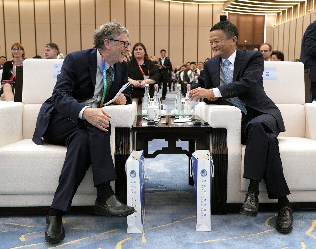 马云（右）在进博会的虹桥国际经贸论坛贸易与创新平行论坛上，与微软公司创办人比尔盖茨交流。