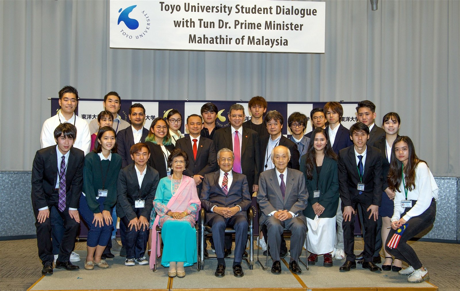 马哈迪（前排中）周三与东京大学学生交流后，与学生合照。