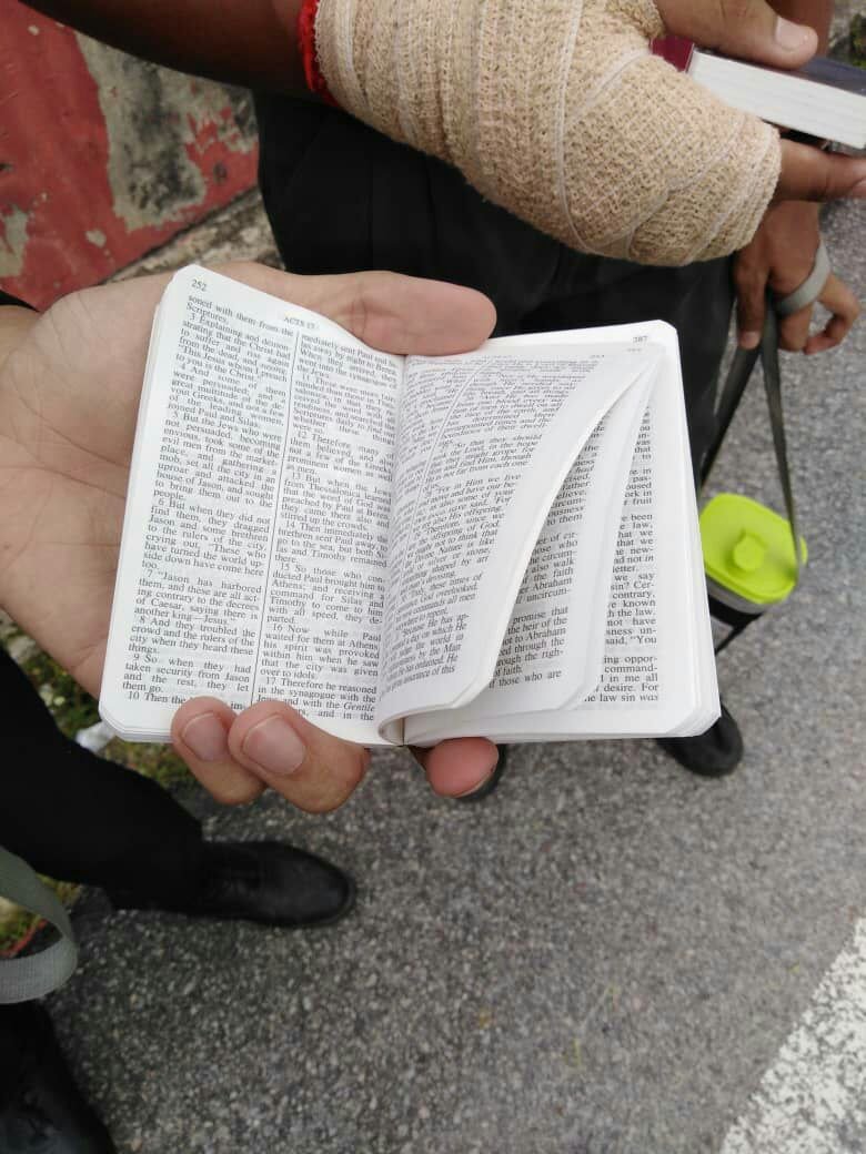 有不明人士在大山脚一所中学校外，派发近200本以英文为媒介的小本装圣经。