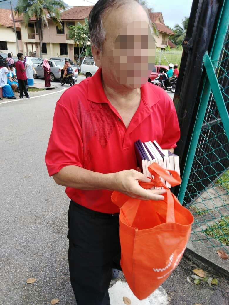 一名男子涉嫌在校外派发圣经，被别人拍照询问时，还理直气壮表示：“现在是新马来西亚时代，宗教自由”，让人啼笑皆非。