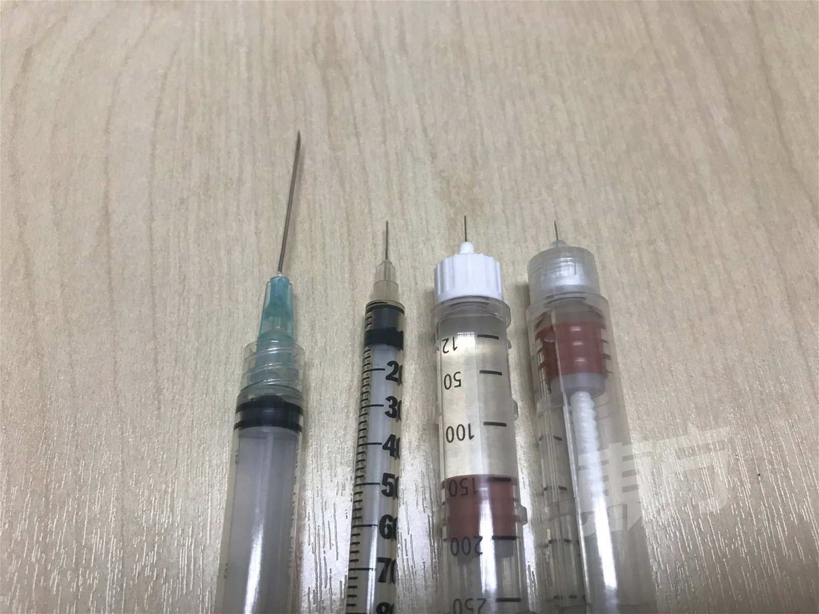 左起为普通针筒、传统胰岛素注射器、现代4公厘至6公厘胰岛素注射器。