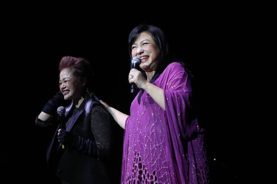 郑怡（右）的《结束》第一次找来女生合唱，娃娃卯足全力，唱出豪情。