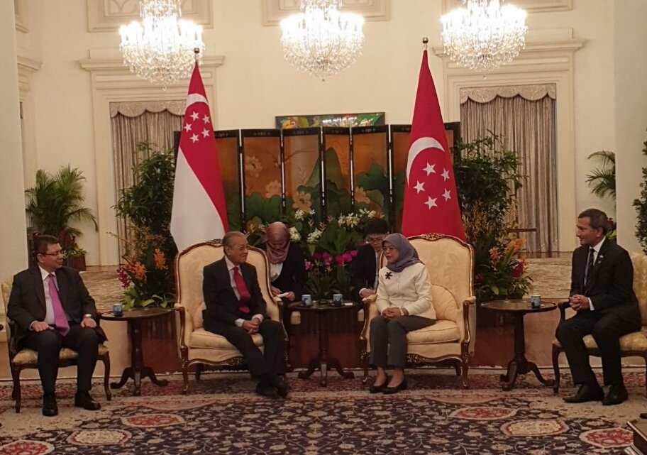 马哈迪（左2）和新加坡总统哈莉玛（左3）展开礼貌拜会。左为大马外交部长赛夫丁，右新加坡外交部长维文。