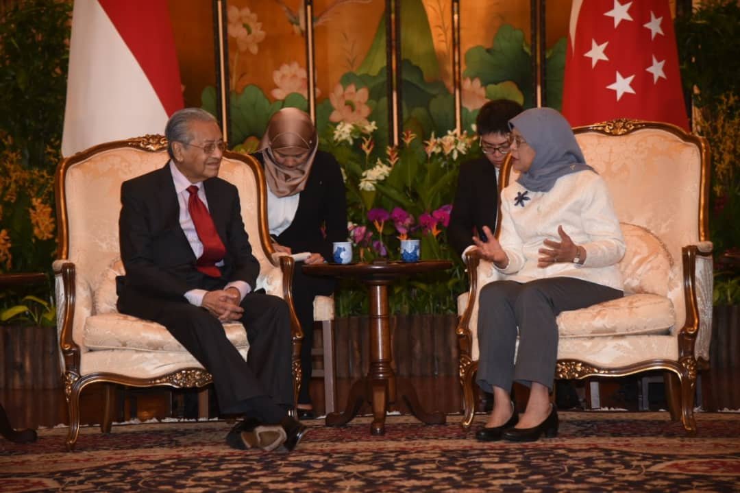 马哈迪（左）与哈丽玛（右）进行礼貌会晤。（大马新闻局提供）