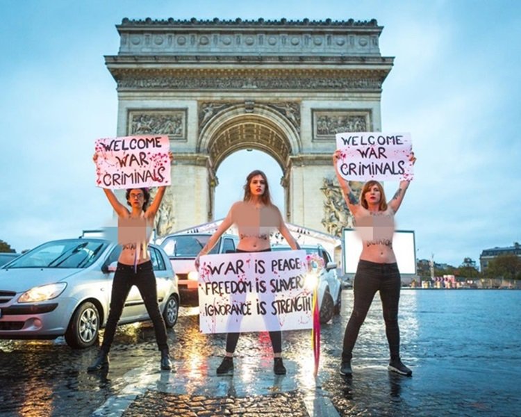 3名裸露上身的女子周六在巴黎凯旋门前示威。