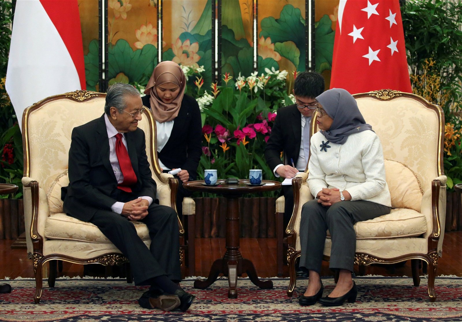 马哈迪（左）礼貌拜会新加坡总统哈莉玛，交流马新课题。