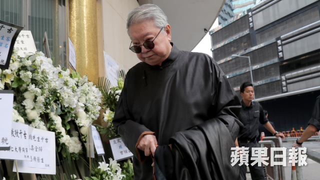 金庸好友蔡澜一早到达香港殡仪馆。（翻摄香港《苹果日报》）