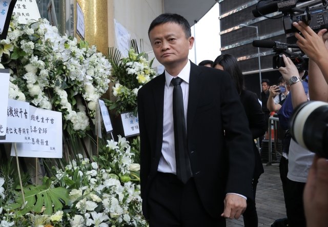 阿里巴巴集团主席马云昨晚及今早也有到殡仪馆。（翻摄香港《苹果日报》）