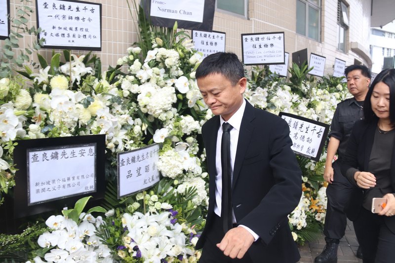 阿里巴巴集团主席马云昨晚及今早也有到殡仪馆。（翻摄香港《苹果日报》）