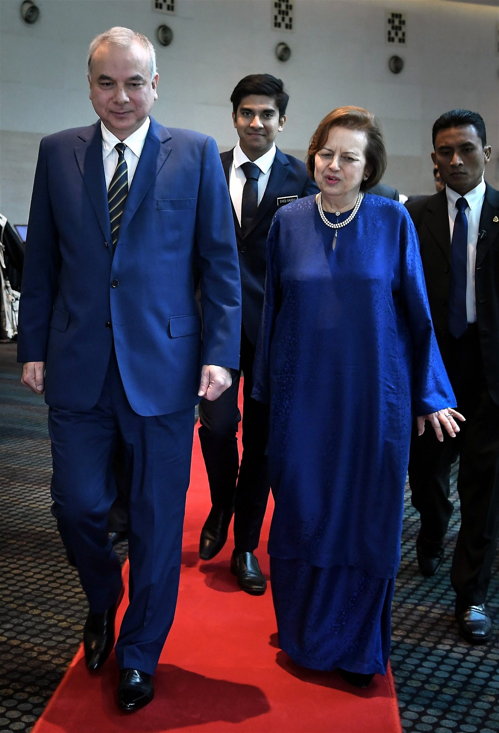 代国家元首霹雳州苏丹纳兹林沙殿下（左）为《2018年亚洲领导能量峰会》开幕，陪同包括金融领袖国际中心主席丹斯里洁蒂（右）及青年及体育部长赛沙迪（后左）。