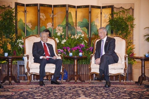 李显龙（右）和马哈迪首相会晤时，谈起马新两国亲密的手足之情。