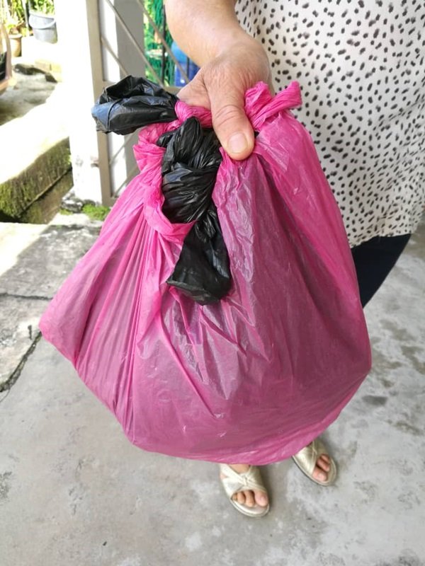 迷魂党给予老妇一个称装有其钱财的塑料袋，还叮嘱老妇3天后才可打开。