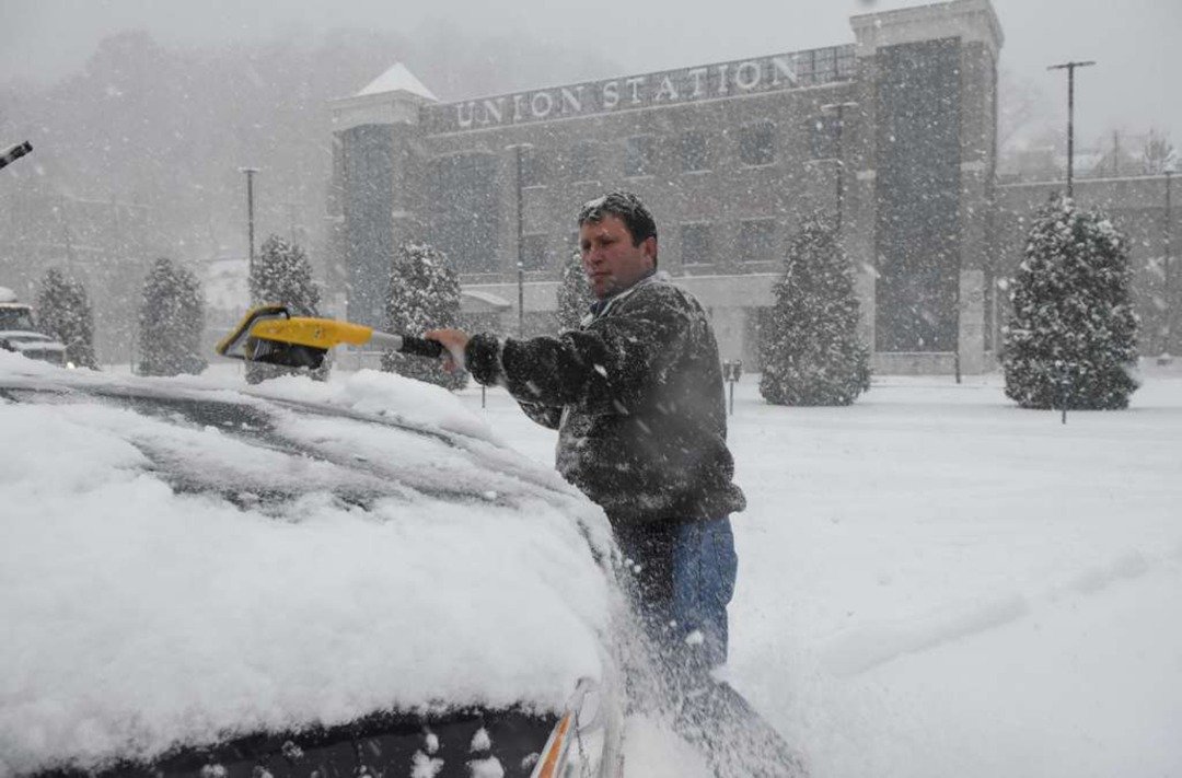 一名在宾夕法尼亚州波茨维尔市中心工作的男子，放工后拿著铲子冒著风雪，铲走车上的积雪。寒冷气候正向著东部推进，预计将从俄亥俄州路经阿巴拉契亚山脉，并朝著新英格兰区蔓延。