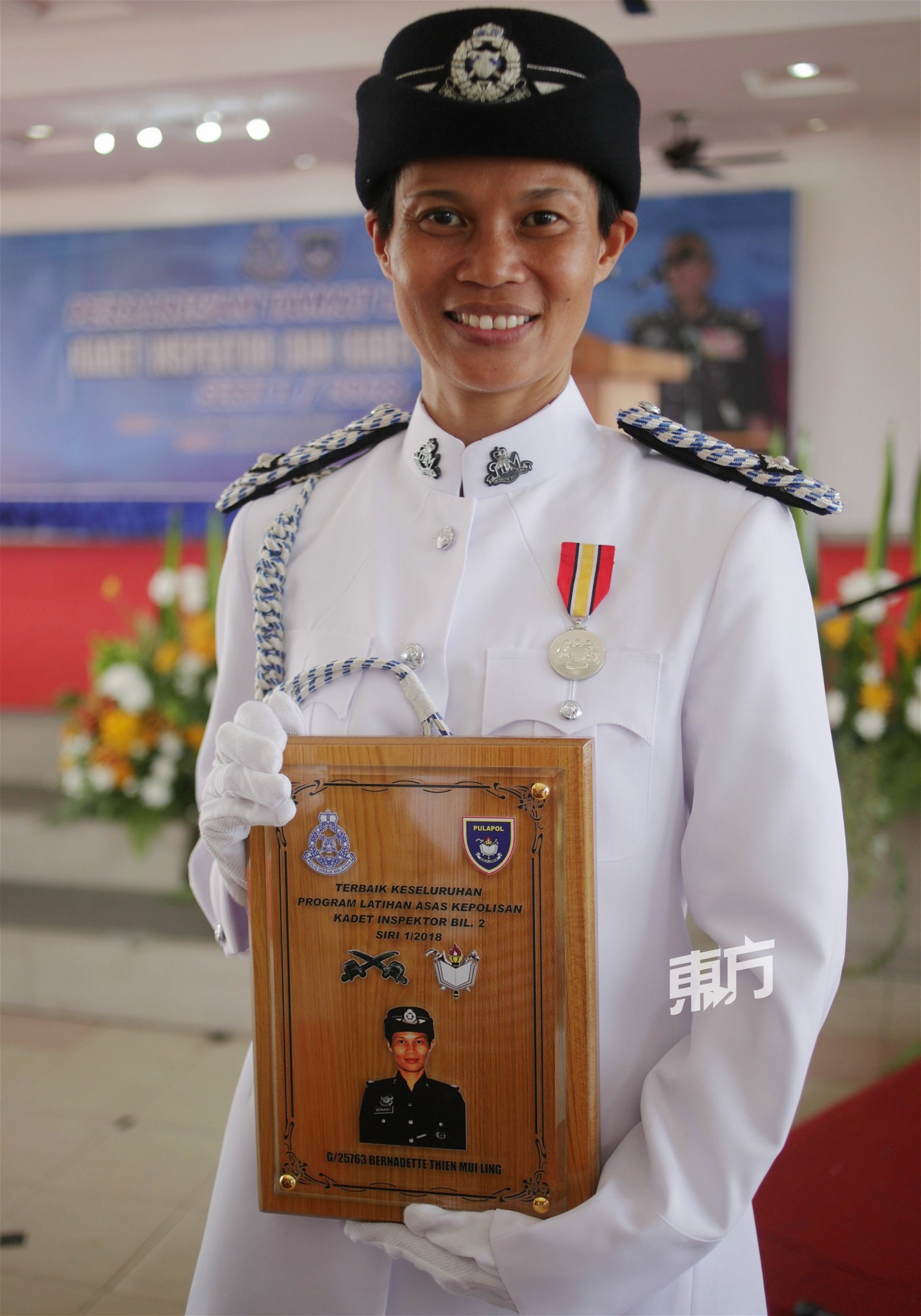 荣获最佳学员的华裔女警长 邓美玲。 （摄影：骆曼）