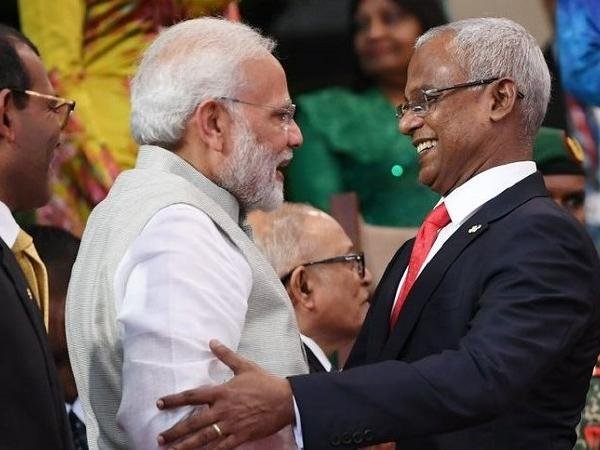 索利（右）欢迎印度总理莫迪出席观礼。
