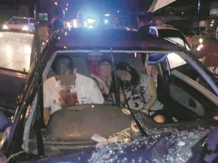华商驾驶的国产威拉轿车失控酿意外，前者不幸当场毙命，其妻子及两名儿子则分别受轻重伤。