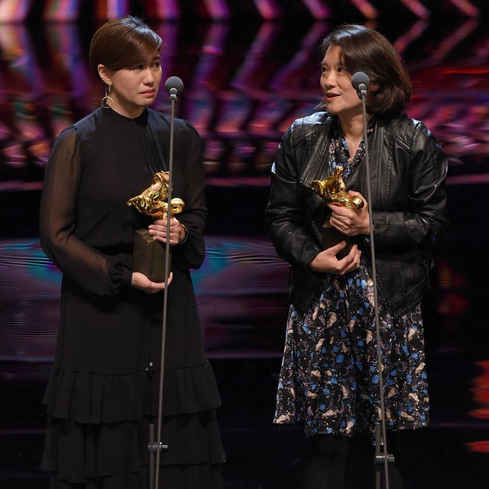 《我们的青春， 在台湾》拿下第 55届金马奖最佳记录片奖，导演傅榆 （左）的得奖感言惹议。