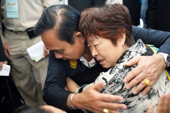 泰国首相巴育前往普吉岛，探望中国遇难者的家属。他在现场与一名家属了解情况后，给予拥抱安慰。
