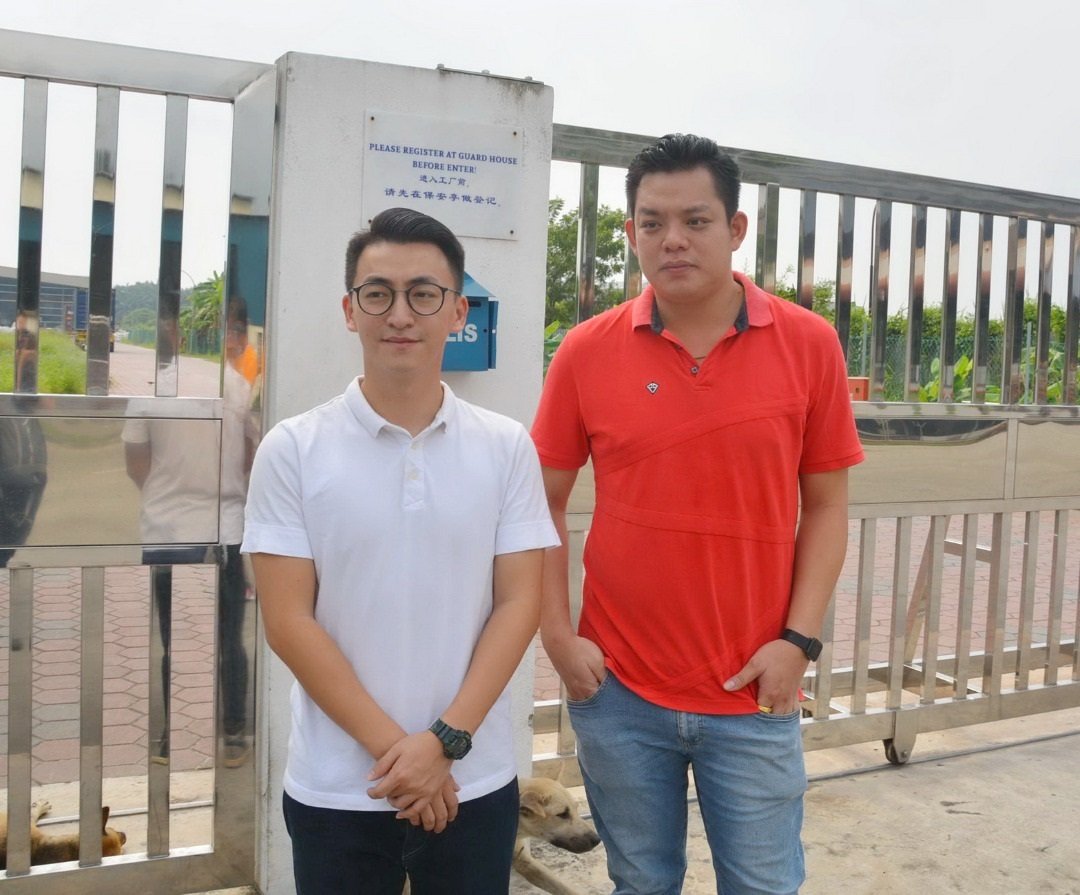 海纳工厂业者孙宽龙（右）及技术部经理古莞浩，呼吁民众通融，给予该厂3个月时间来改善。