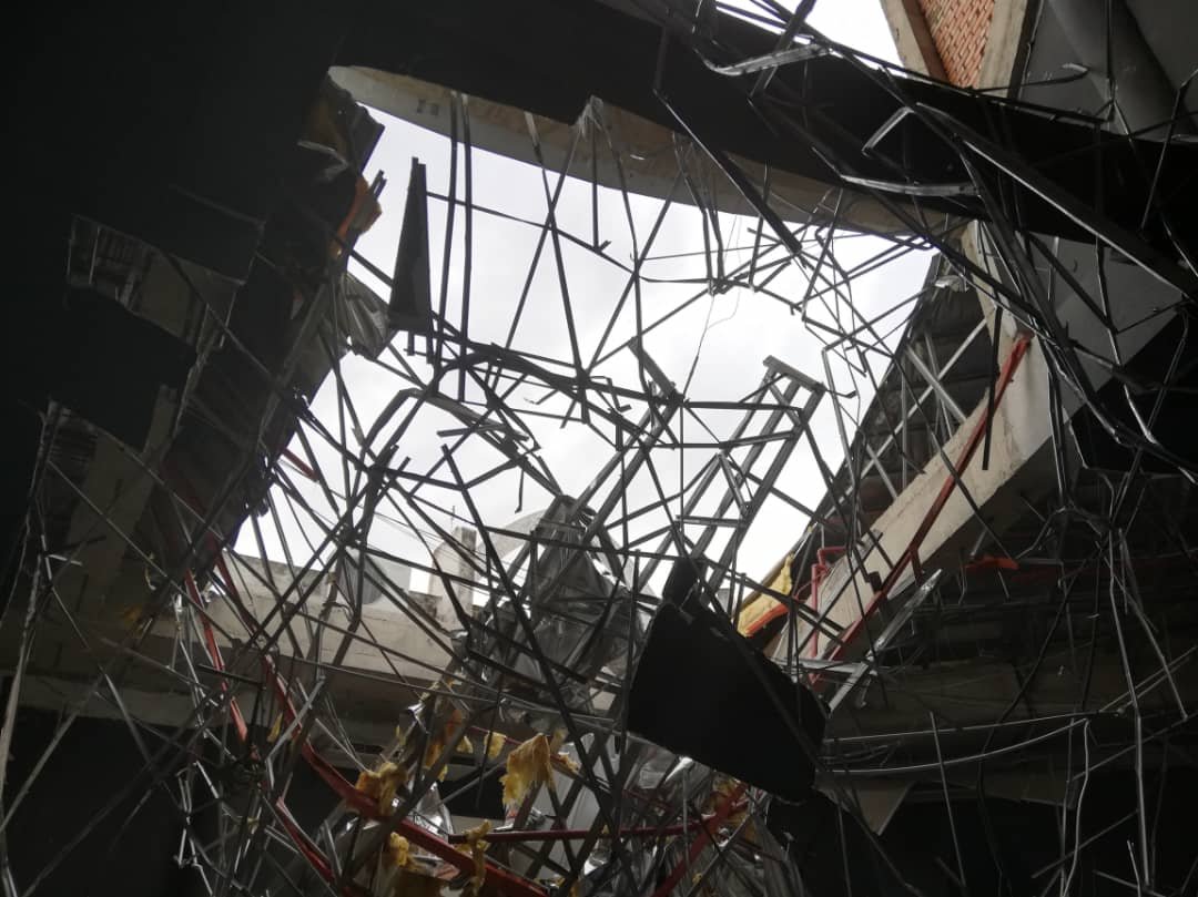 天文学馆的天花板坍塌后，留下一个大窟窿可直接望到天空，可见其坍塌程度相当严重。