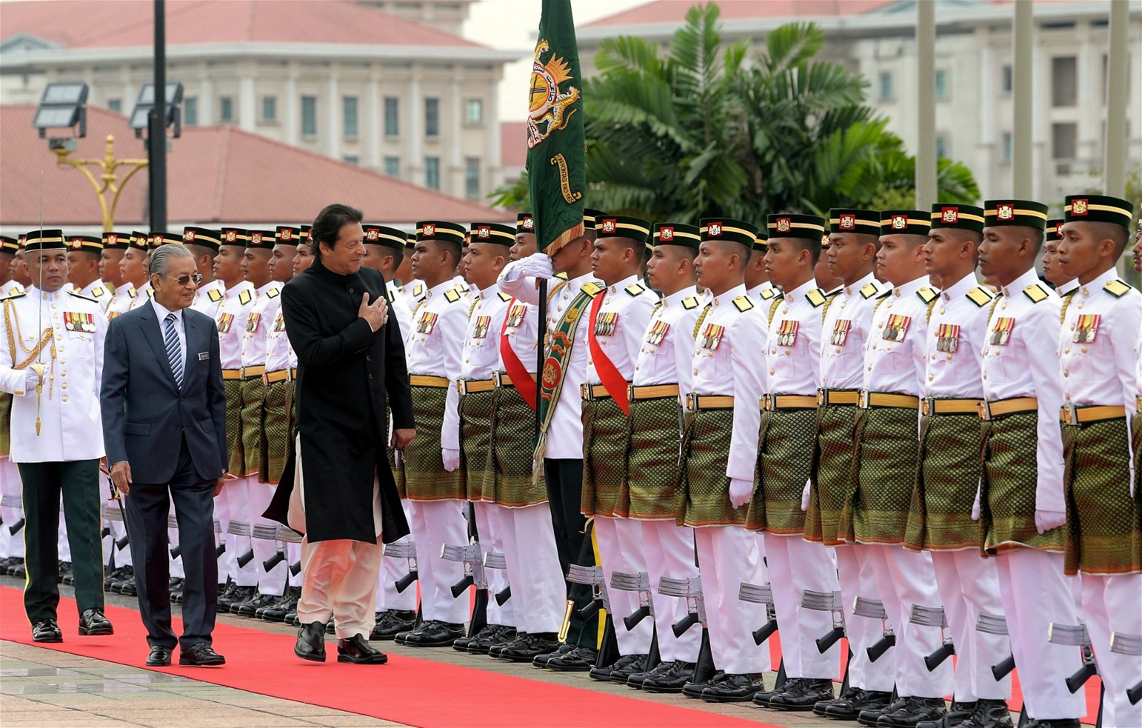 大马政府在布城广场为访马的巴基斯坦总理伊姆兰汗举行官方欢迎仪式，而伊姆兰汗（右起）也在敦马哈迪陪同下，检阅仪仗队。