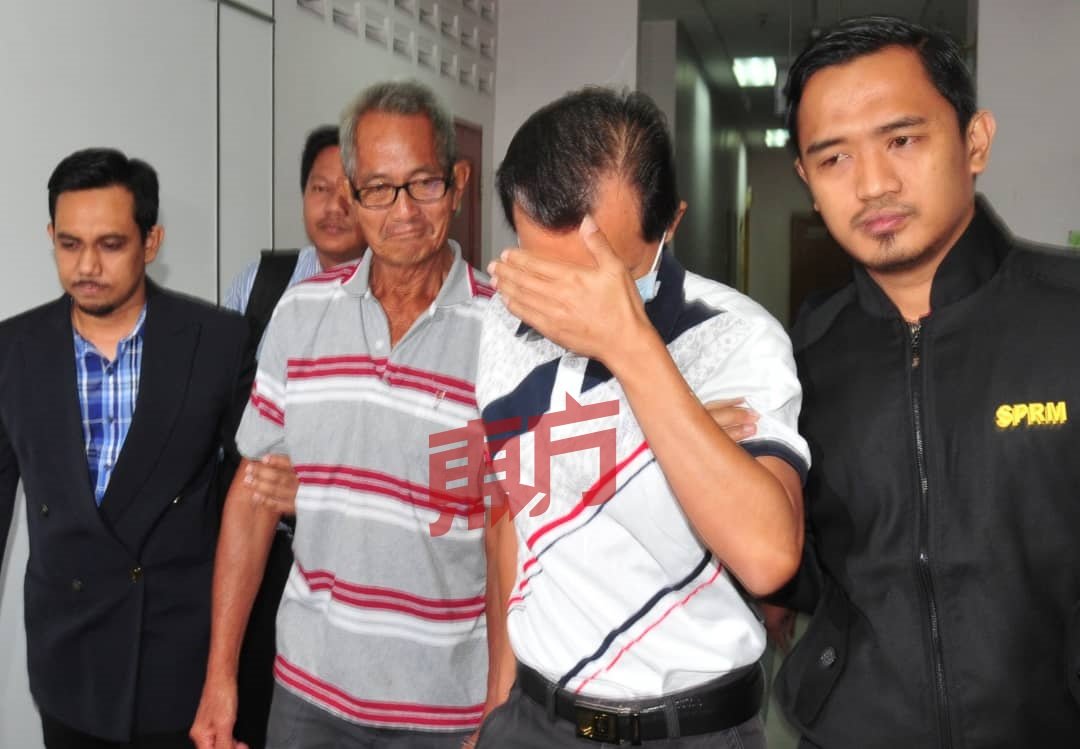 锺国耀（左2起）及张孝明被反贪会官员押送离开法庭。（摄影：杨金森）