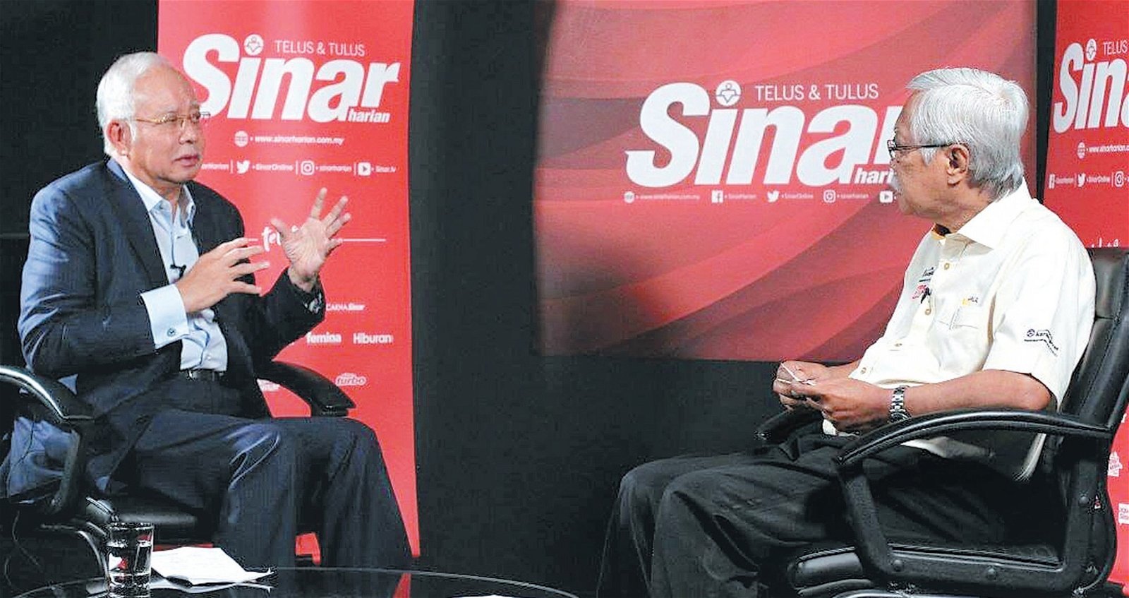 纳吉（左）接受《阳光日报》总编辑拿督阿都嘉里尔访问时，首次表明，他被刘特佐欺骗了。