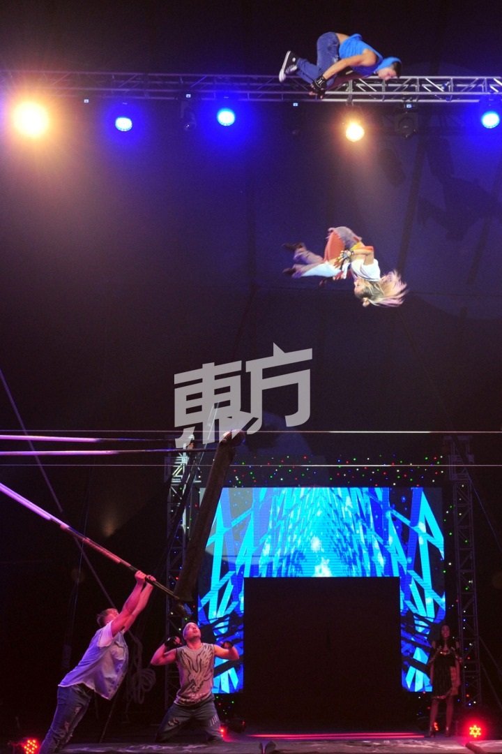 男女表演者挑战秋千弹跳极限，让全场观众屏息，惊叹不已。