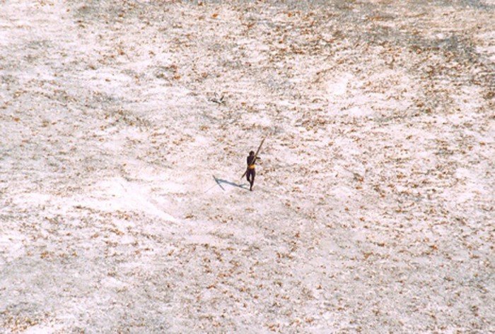 北森蒂纳尔岛上的森蒂纳尔人，对任何外来者都抱持敌对态度。2004年印度洋大海啸后，印度海岸警卫队的直升机，飞过北森蒂纳尔岛勘察当地的情况时，一名森蒂纳尔人用箭瞄准直升机。