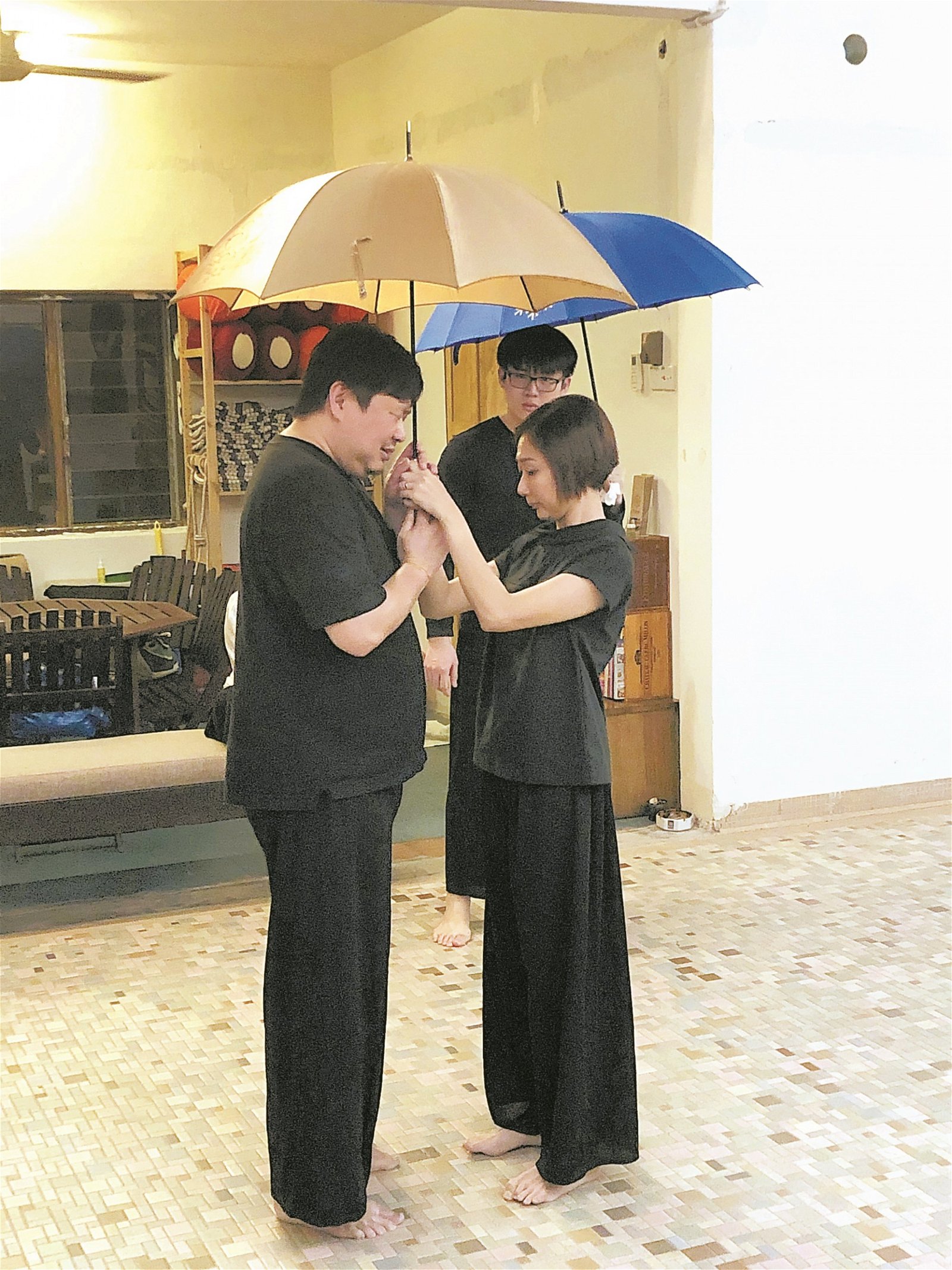 雨伞是常见于叶伟章作品的道具，它可以代表一种守候、一个凄美的意境，而这当中的含义则留给观众去意会。