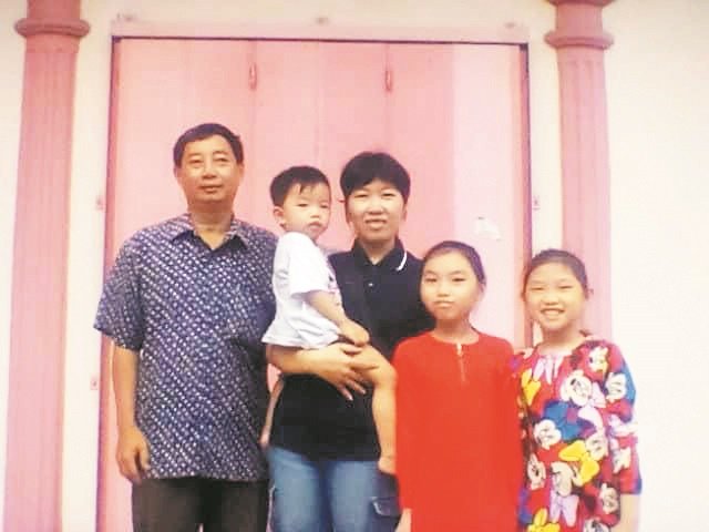 黄盛坤（左起）与越南籍妻子育有三名子女，他仅靠卖旧报纸赚取微薄的收入，无法负担女儿昂贵的医药费。