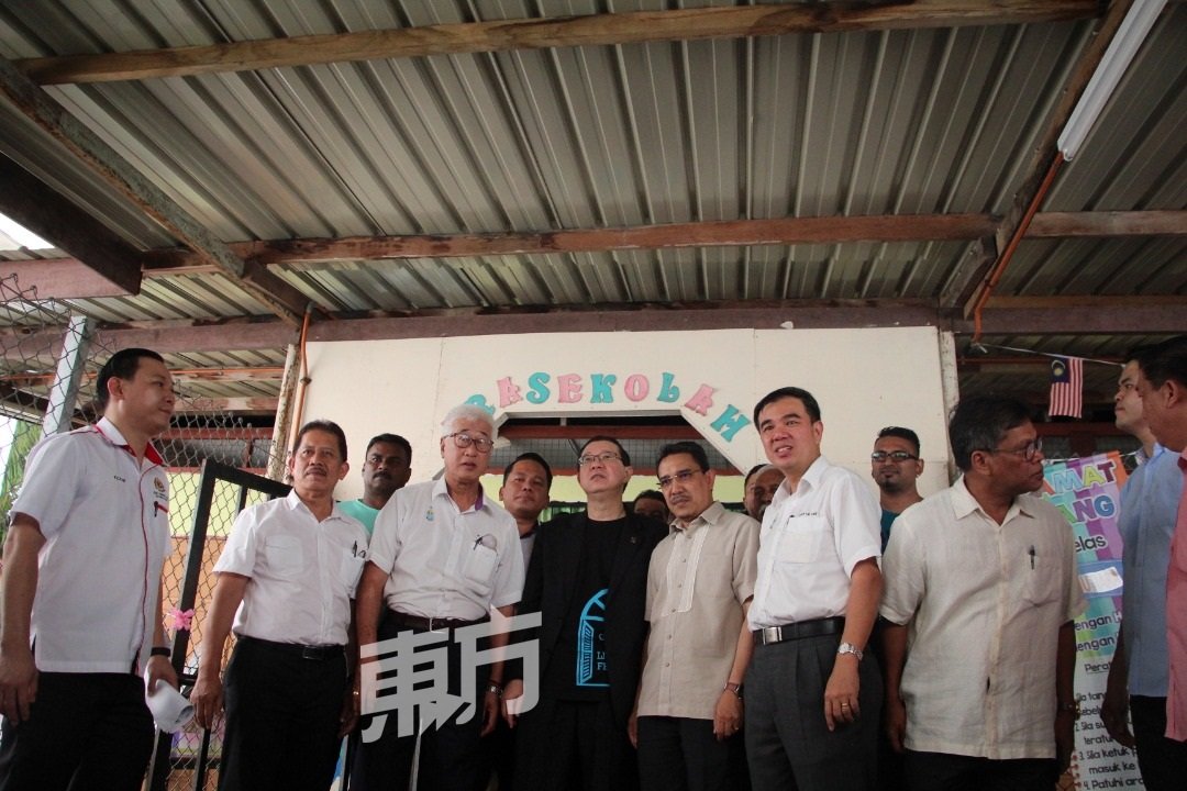 林冠英（左4）在彭文宝（左3）和孙意志（左6）等人陪同下巡视峇眼惹玛国民小学。