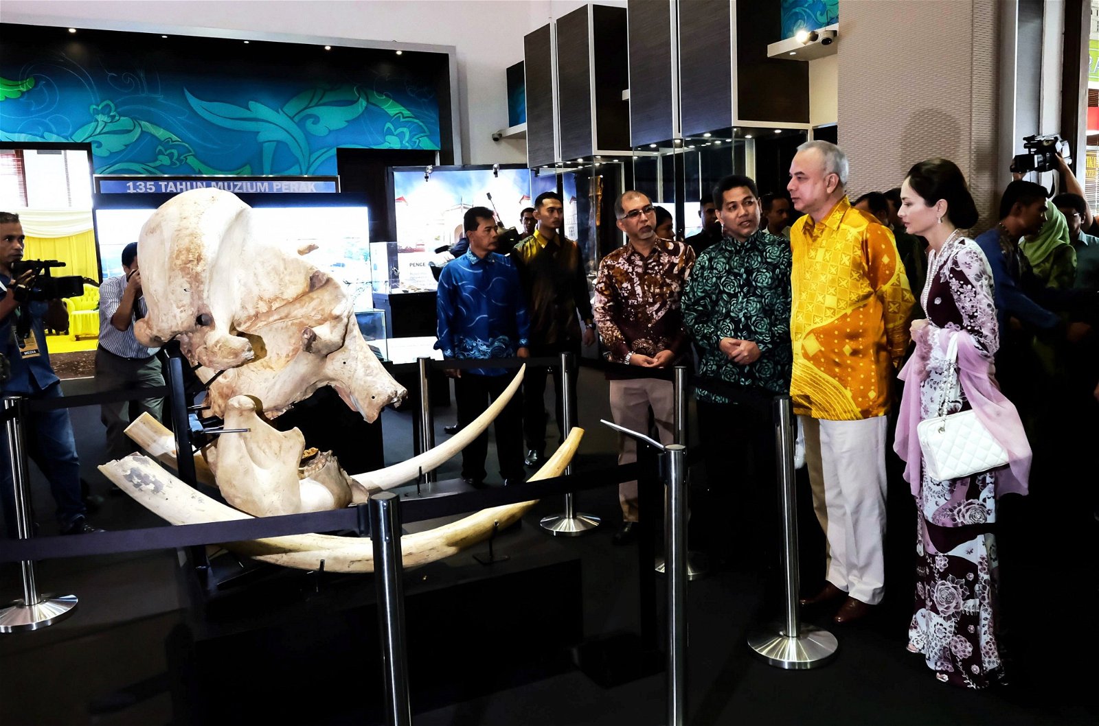 纳兹林沙殿下（右2）参观太平霹雳物馆时，对馆内展示的一具大象头骨骸深感兴趣，右为莎 拉莎林殿下。